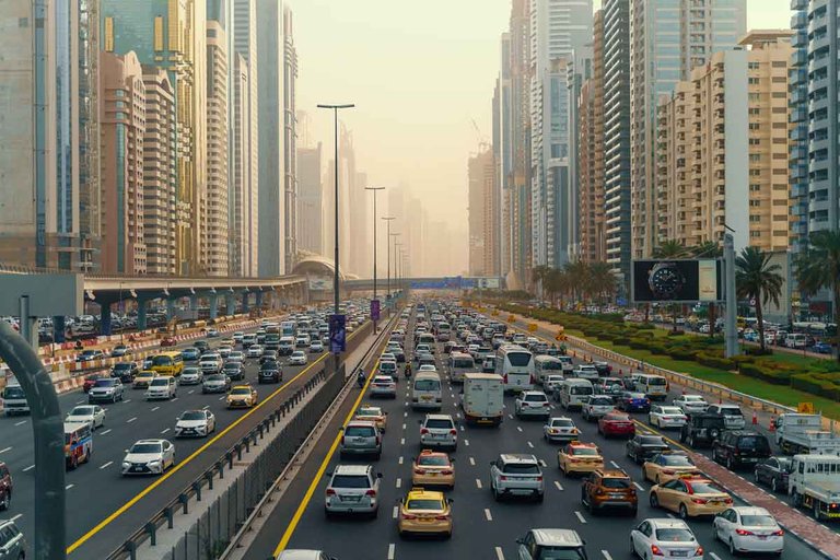 تحسينات مرورية على طريق الإمارات